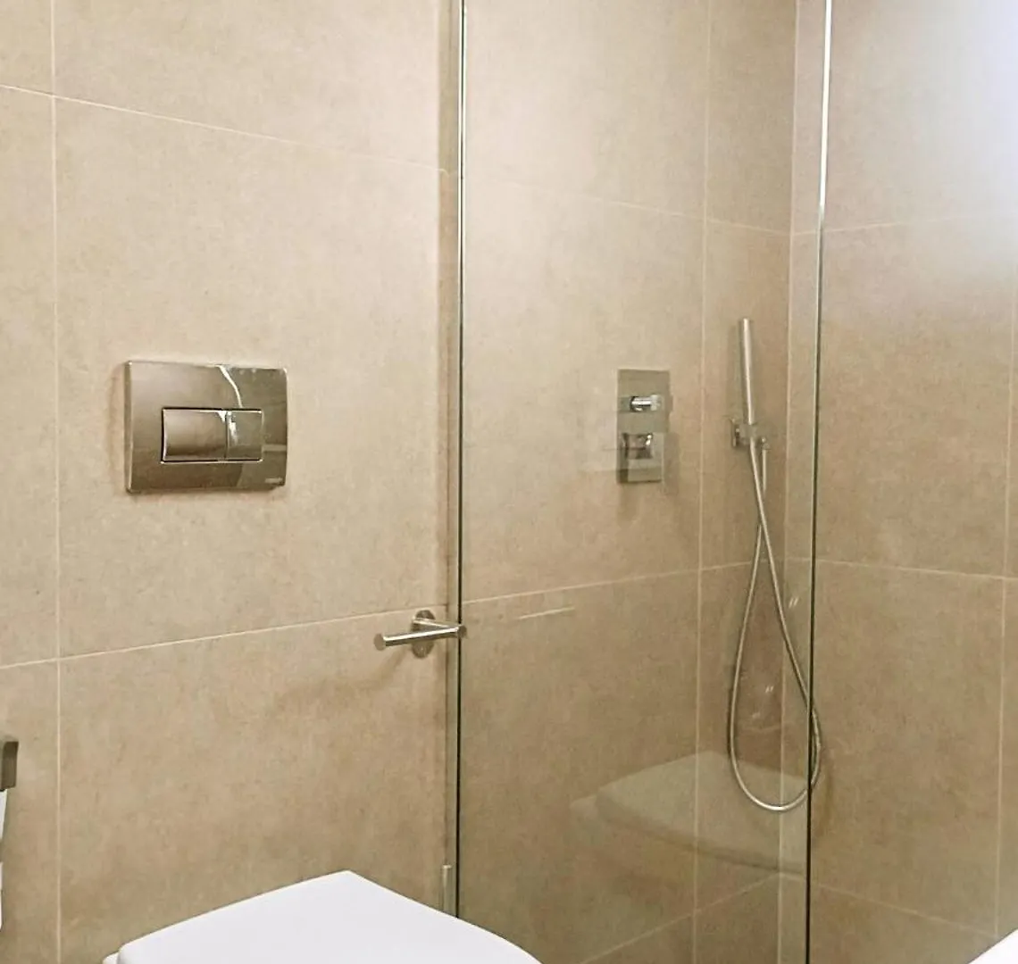 Apartamento Stylish Retreat With Balcony, Steps To Seafront! Vlorë